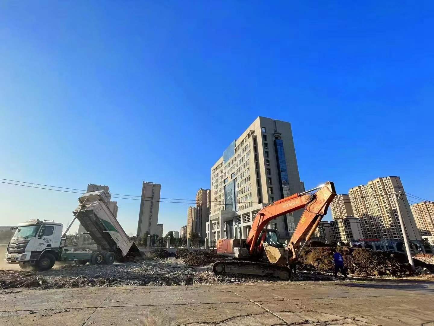 豪家集團(tuán)承建的政務(wù)花園項目、污水管網(wǎng)項目、CBD公園項目施工中