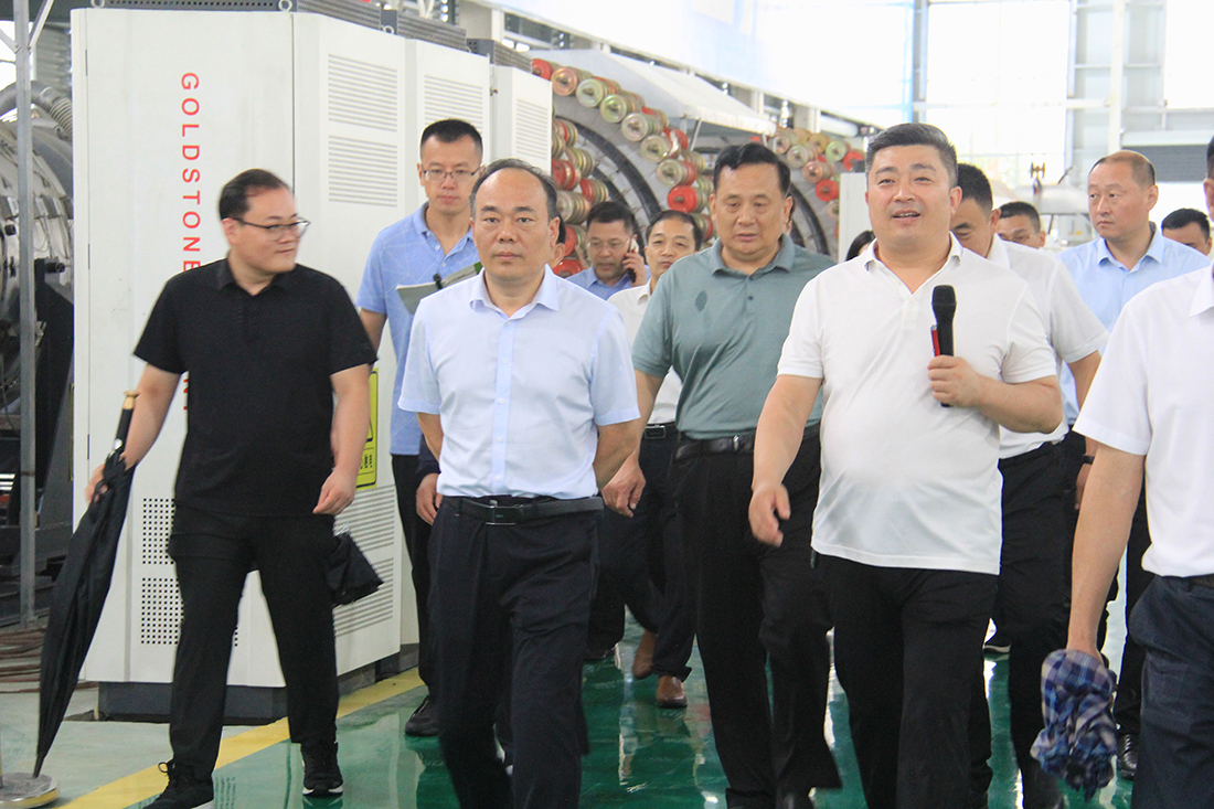 縣委副書記、縣長胡天立帶領(lǐng)縣政府辦、發(fā)改委、財政局等部門蒞臨豪家集團項目現(xiàn)場調(diào)度會1