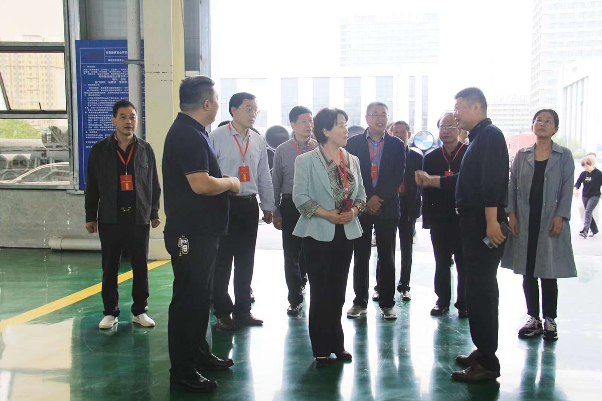 縣人大常委會副主任周莉帶領(lǐng)部分縣人大常委會委員、縣人大代表蒞臨豪家集團(tuán)